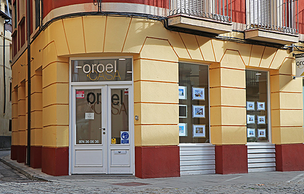 OROEL CASA Inmobiliaria en Jaca. Estamos en la Calle Mayor, en pleno centro de Jaca